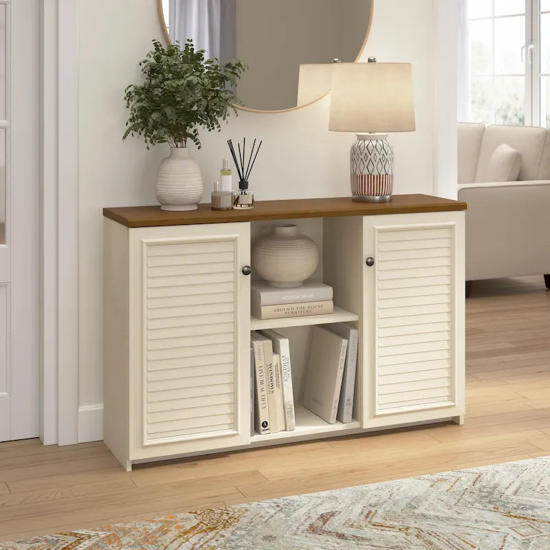 Bauernhaus-Akzentschrank mit Lamellentüren und Regalen