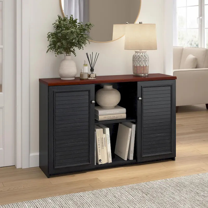 Bauernhaus-Akzentschrank mit Lamellentüren und Regalen