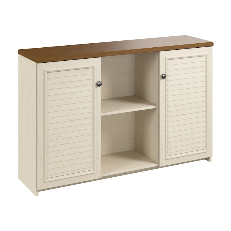 Bauernhaus-Akzentschrank mit Lamellentüren und Regalen