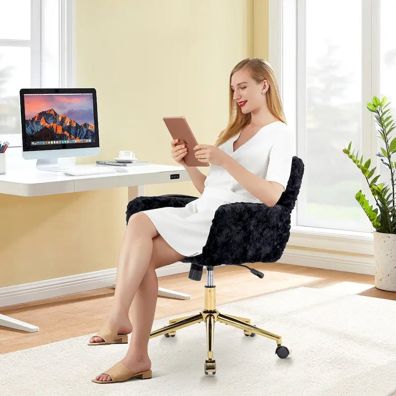 Gepolsterter Bürostuhl mit verstellbarem, um 360 Grad drehbarem goldenem Untergestell