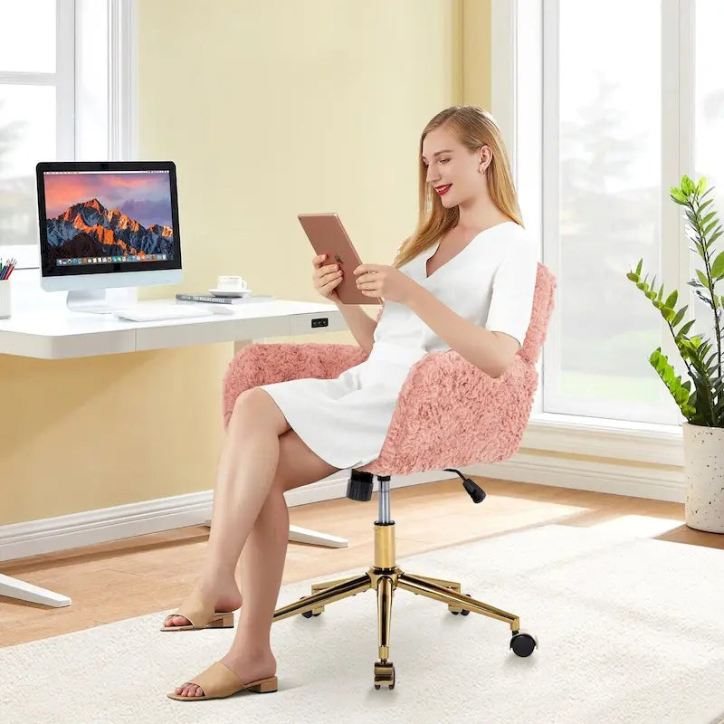 Gepolsterter Bürostuhl mit verstellbarem, um 360 Grad drehbarem goldenem Untergestell