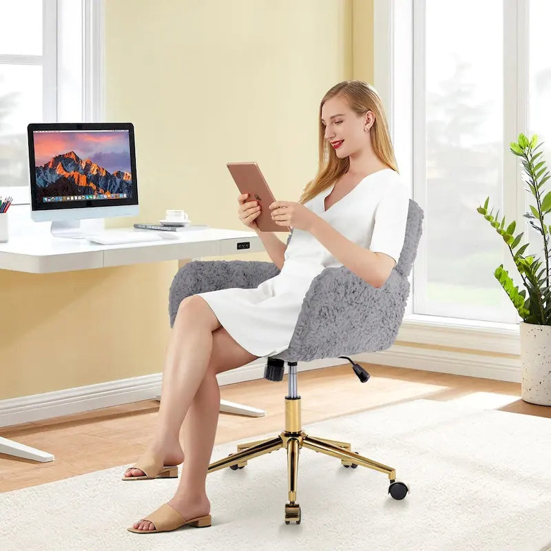 Gepolsterter Bürostuhl mit verstellbarem, um 360 Grad drehbarem goldenem Untergestell